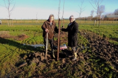 Ria en Piet planten vruchtbomen